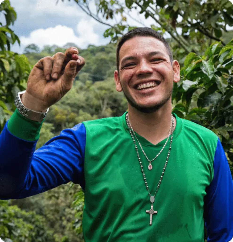 hombre con grano de café